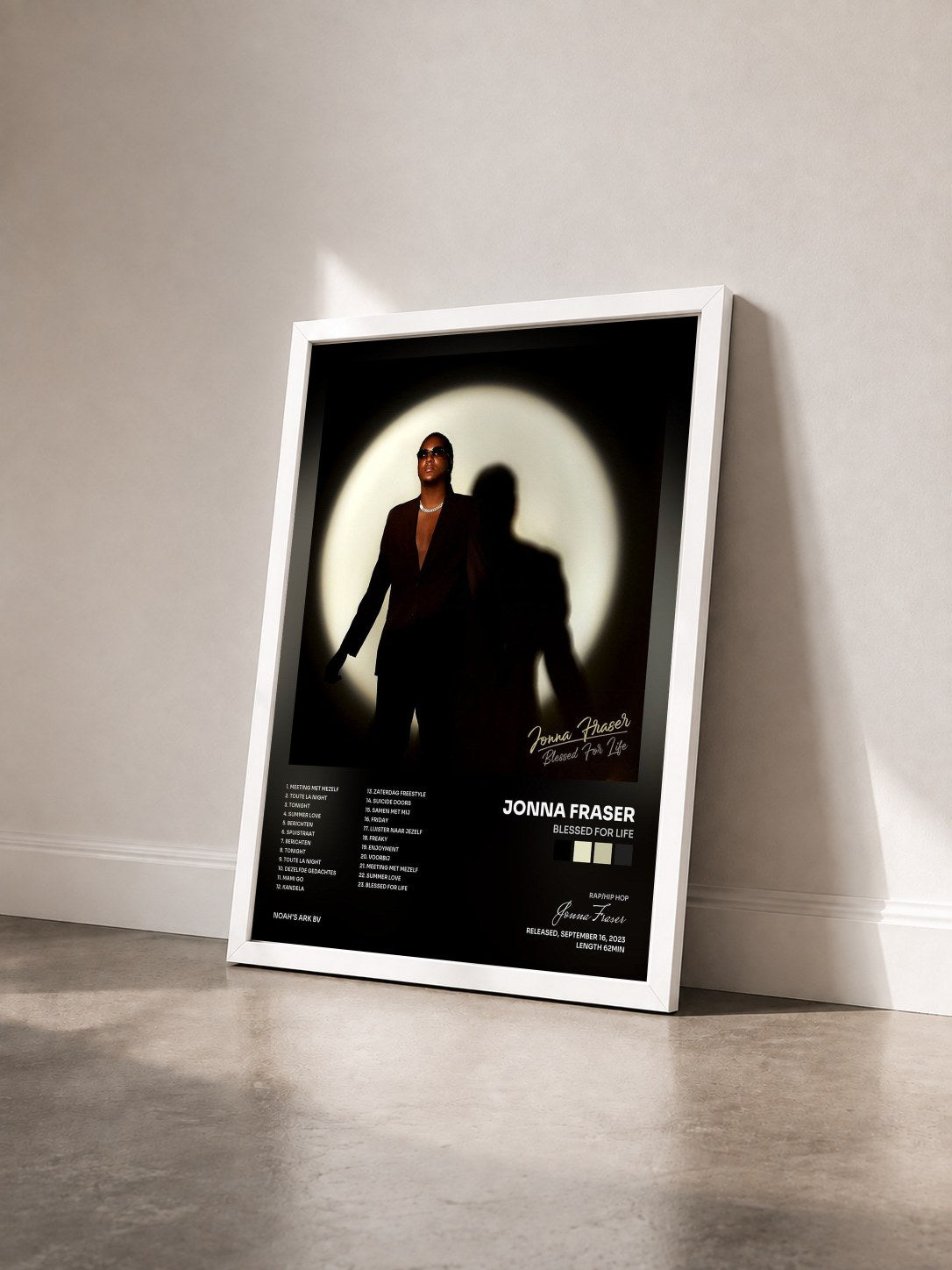 #blanc Tableau de l'album Blessed For Life de Jonna Fraser vu de trois quarts, cadre blanc