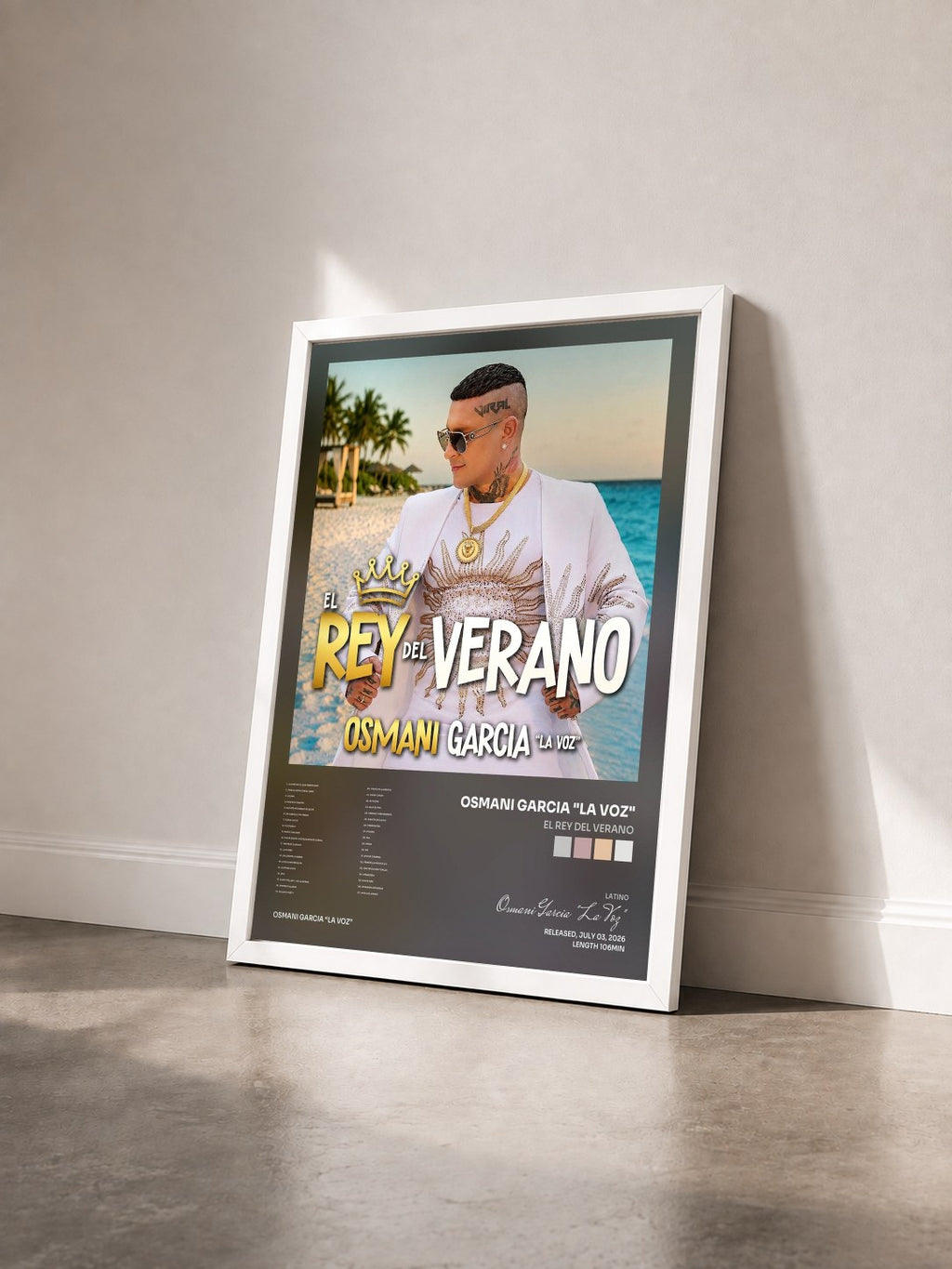 #blanc Tableau de l'album El Rey del Verano de Osmani Garcia "La Voz" vu de trois quarts, cadre blanc