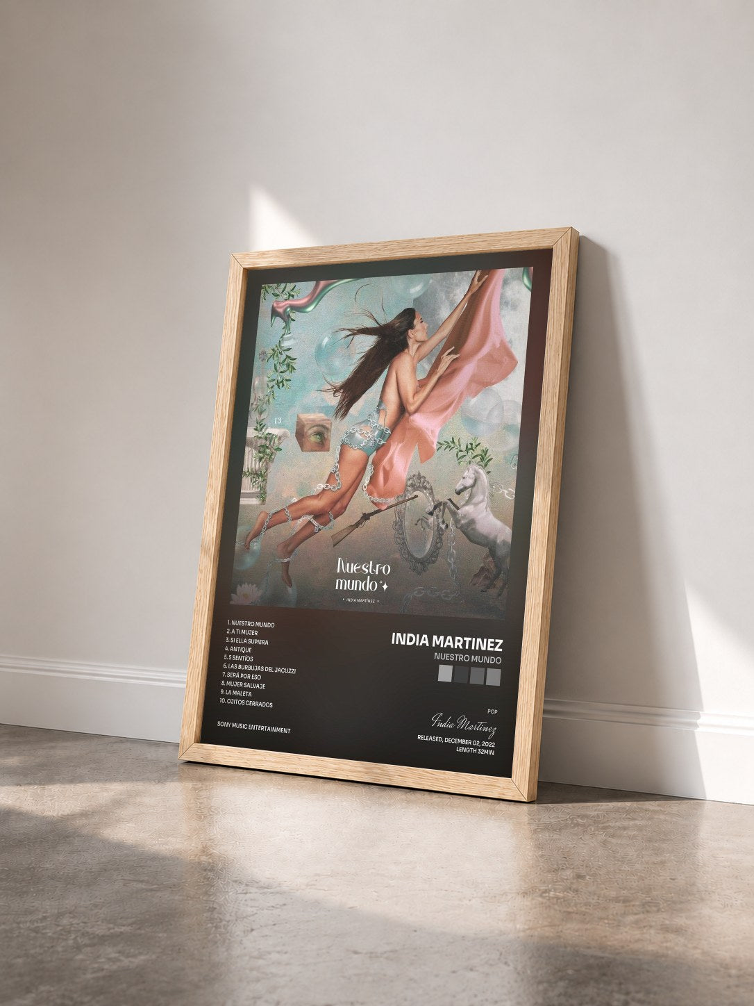 #bois Tableau de l'album Nuestro Mundo de India Martinez vu de trois quarts, cadre en bois brut