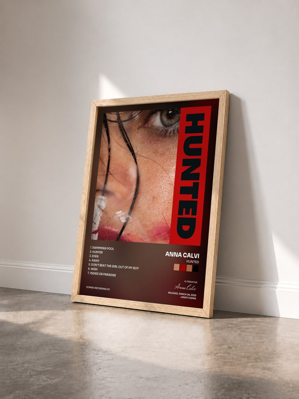 #bois Tableau de l'album Hunted de Anna Calvi vu de trois quarts, cadre en bois brut