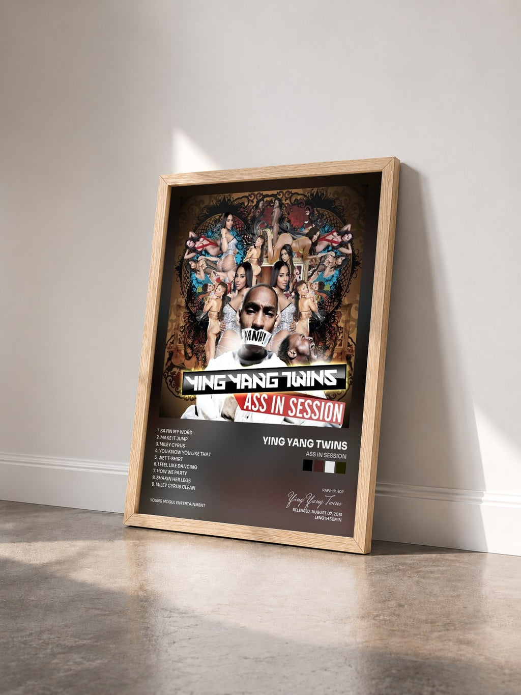 #bois Tableau de l'album Ass in Session de Ying Yang Twins vu de trois quarts, cadre en bois brut