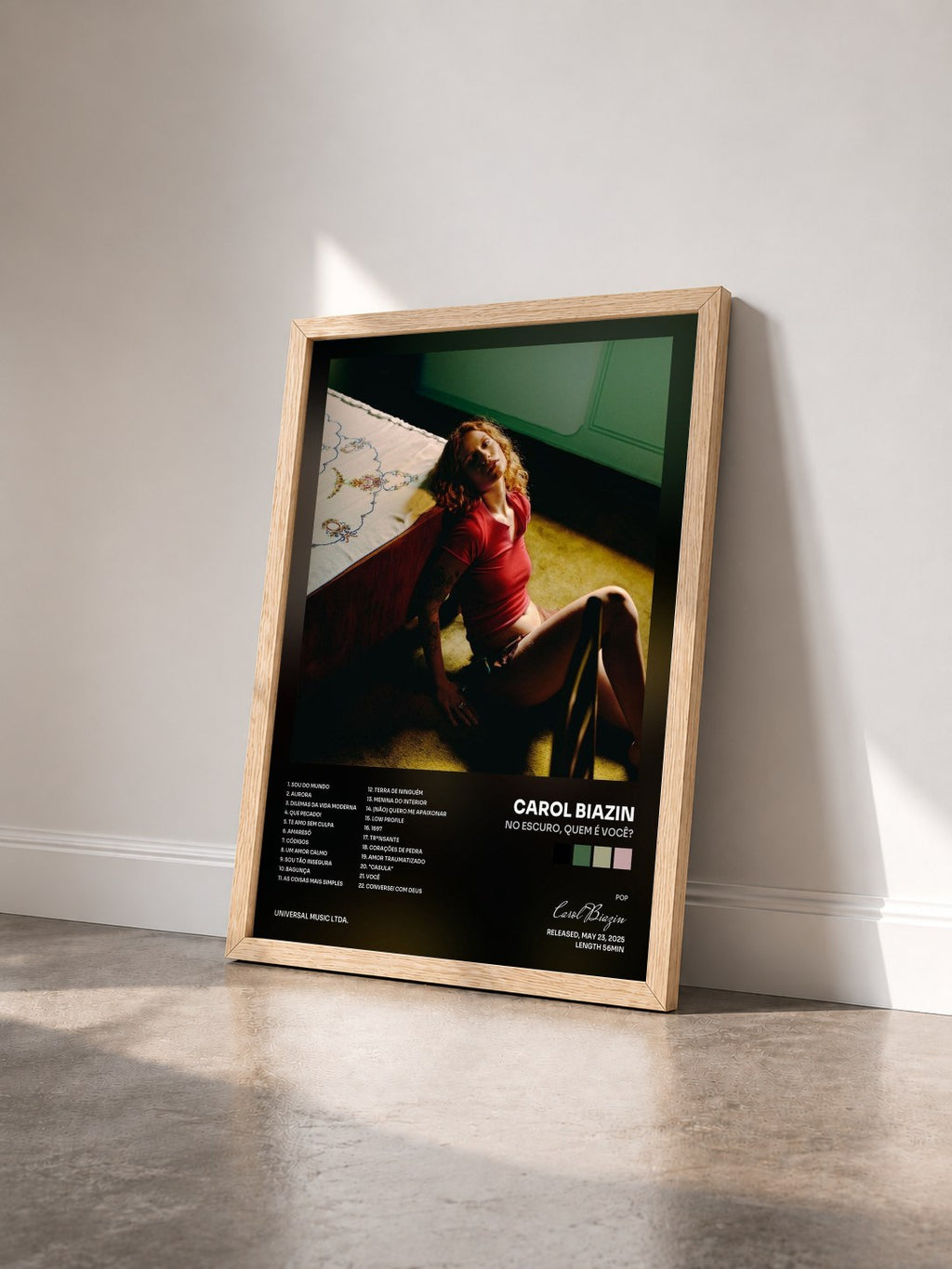 #bois Tableau de l'album No Escuro, Quem É Você? de Carol Biazin vu de trois quarts, cadre en bois brut