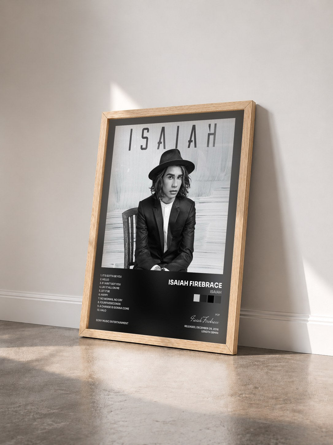 #bois Tableau de l'album Isaiah de Isaiah Firebrace vu de trois quarts, cadre en bois brut