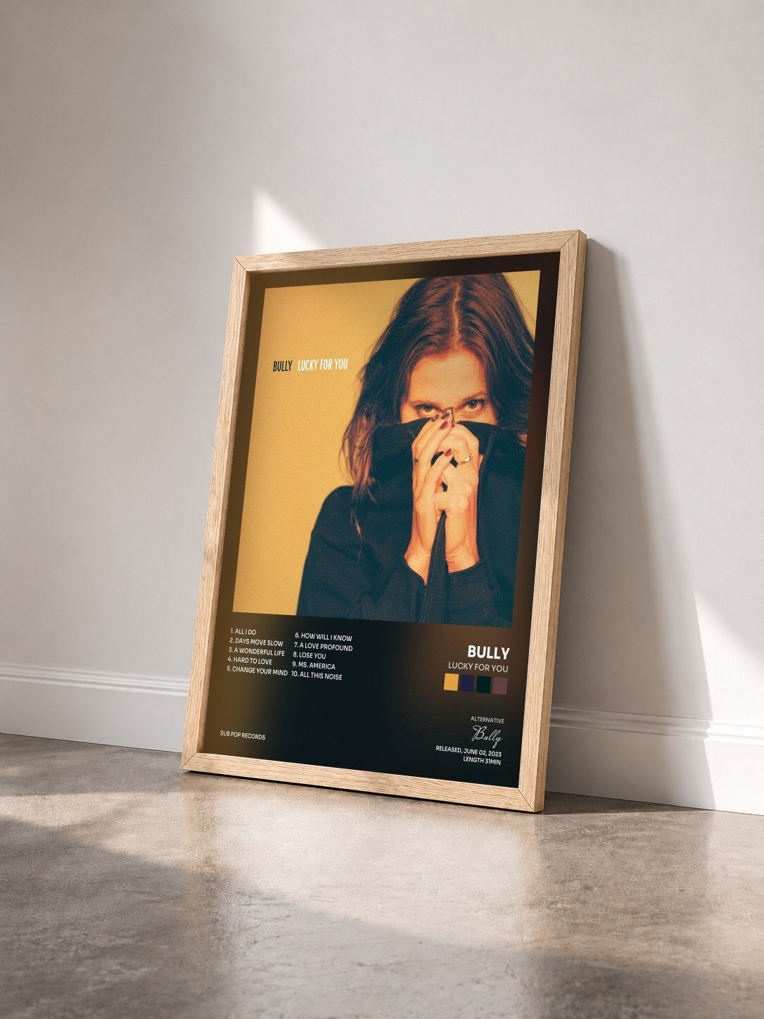 #bois Tableau de l'album Lucky For You de Bully vu de trois quarts, cadre en bois brut