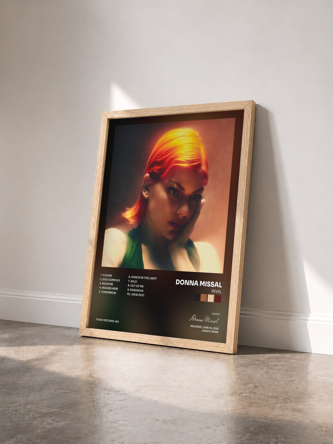 #bois Tableau de l'album Revel de Donna Missal vu de trois quarts, cadre en bois brut