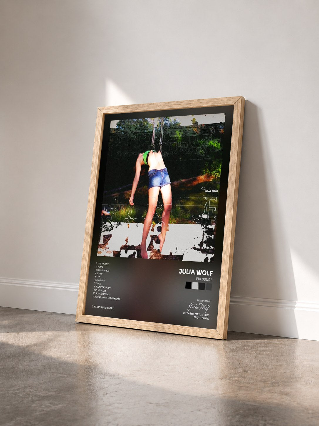 #bois Tableau de l'album PRESSURE de Julia Wolf vu de trois quarts, cadre en bois brut