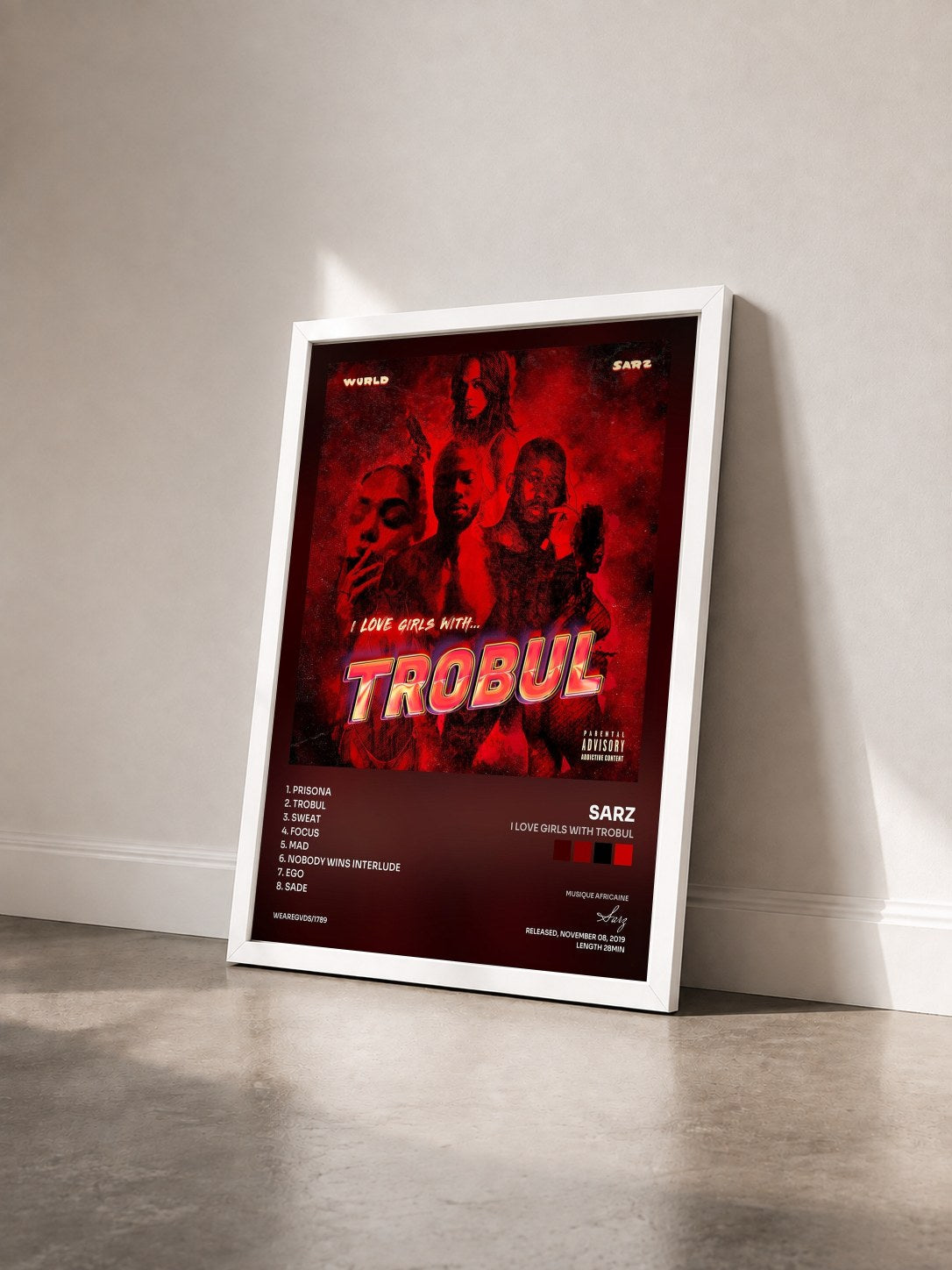#blanc Tableau de l'album I LOVE GIRLS WITH TROBUL de Sarz vu de trois quarts, cadre blanc