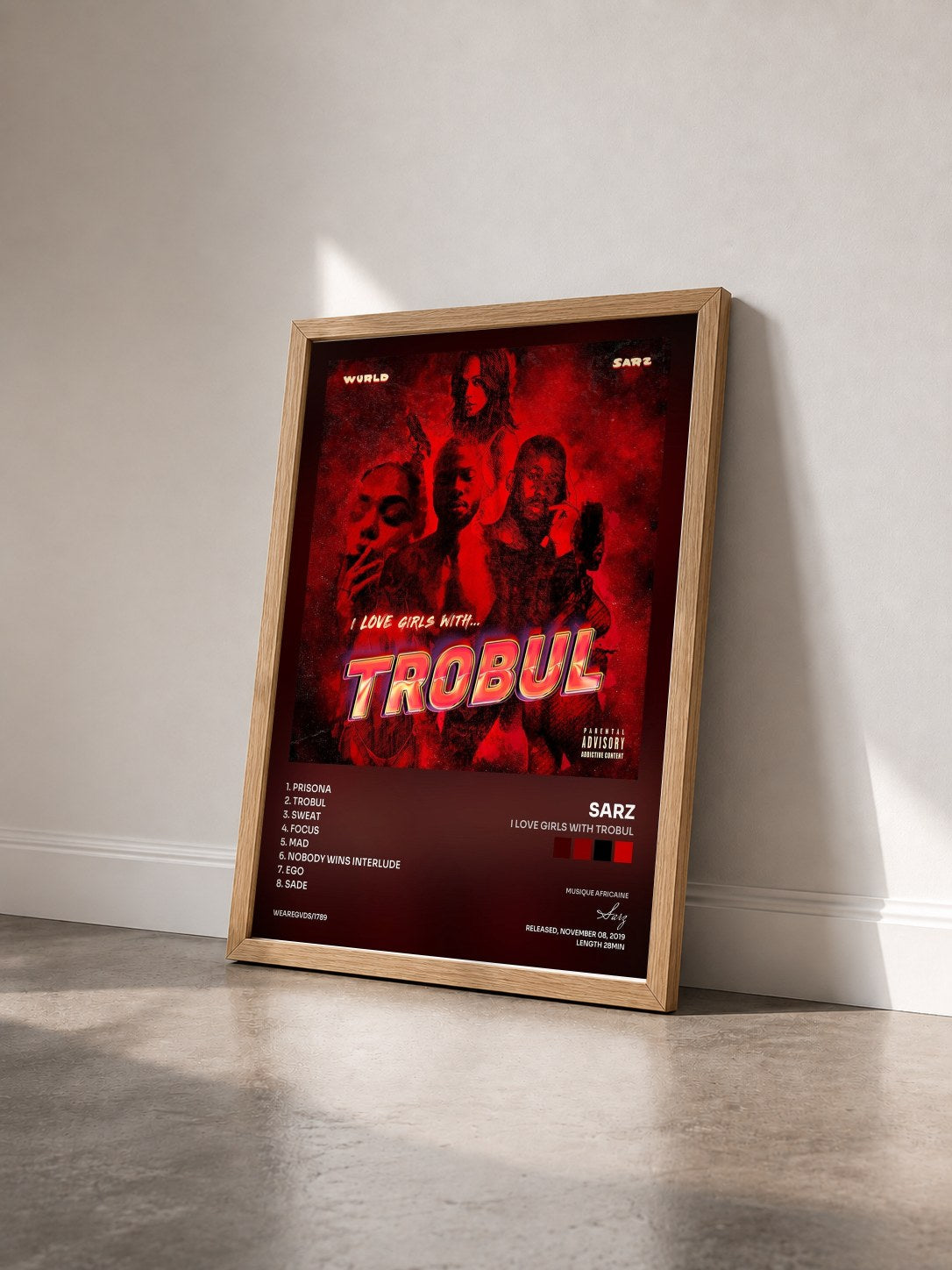 #bois Tableau de l'album I LOVE GIRLS WITH TROBUL de Sarz vu de trois quarts, cadre en bois brut