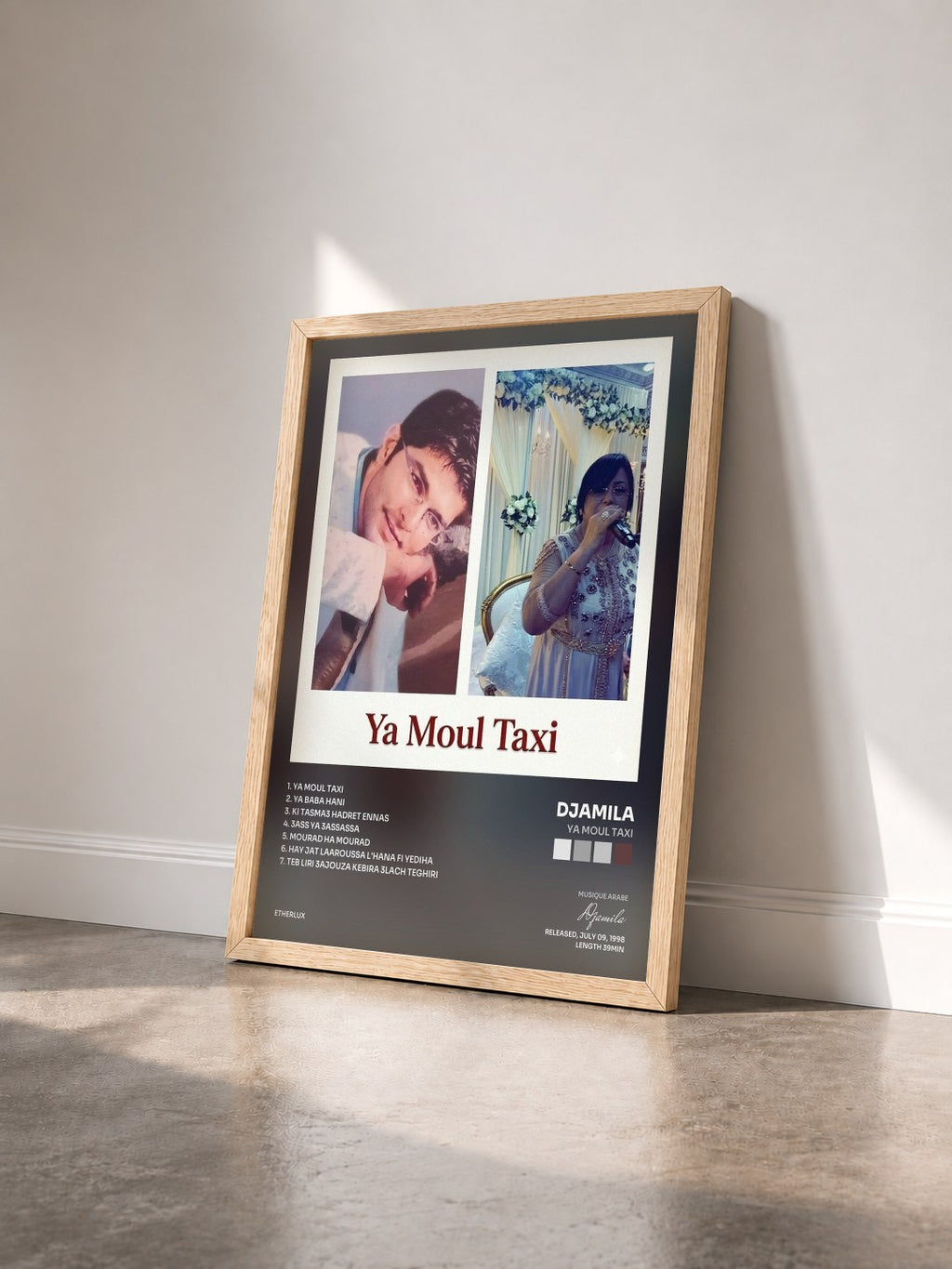 #bois Tableau de l'album Ya Moul Taxi de Djamila vu de trois quarts, cadre en bois brut