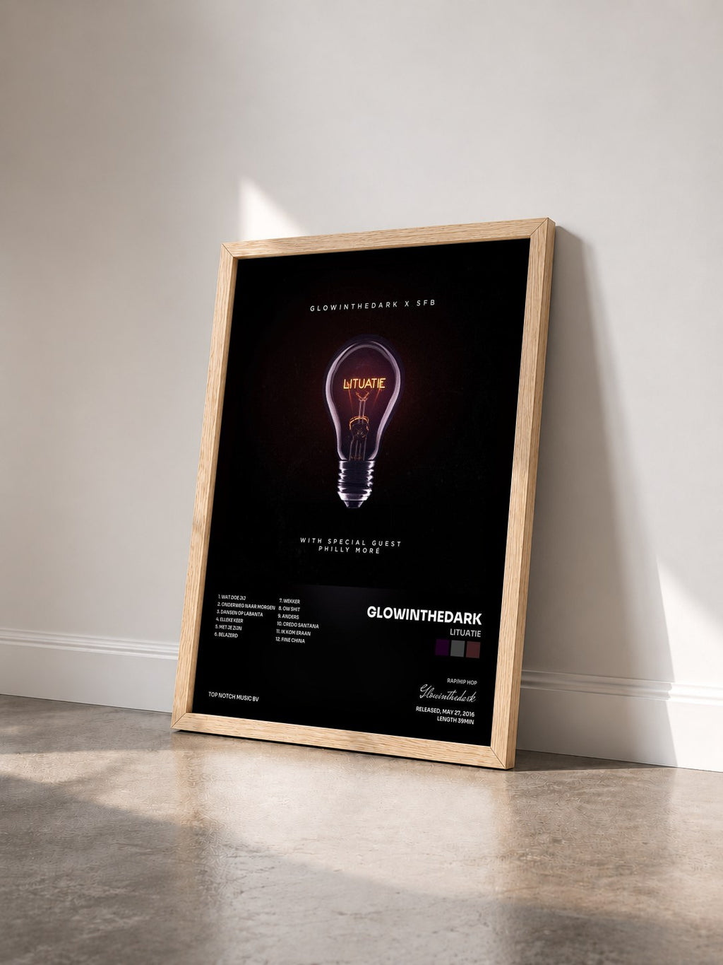 #bois Tableau de l'album Lituatie de Glowinthedark vu de trois quarts, cadre en bois brut