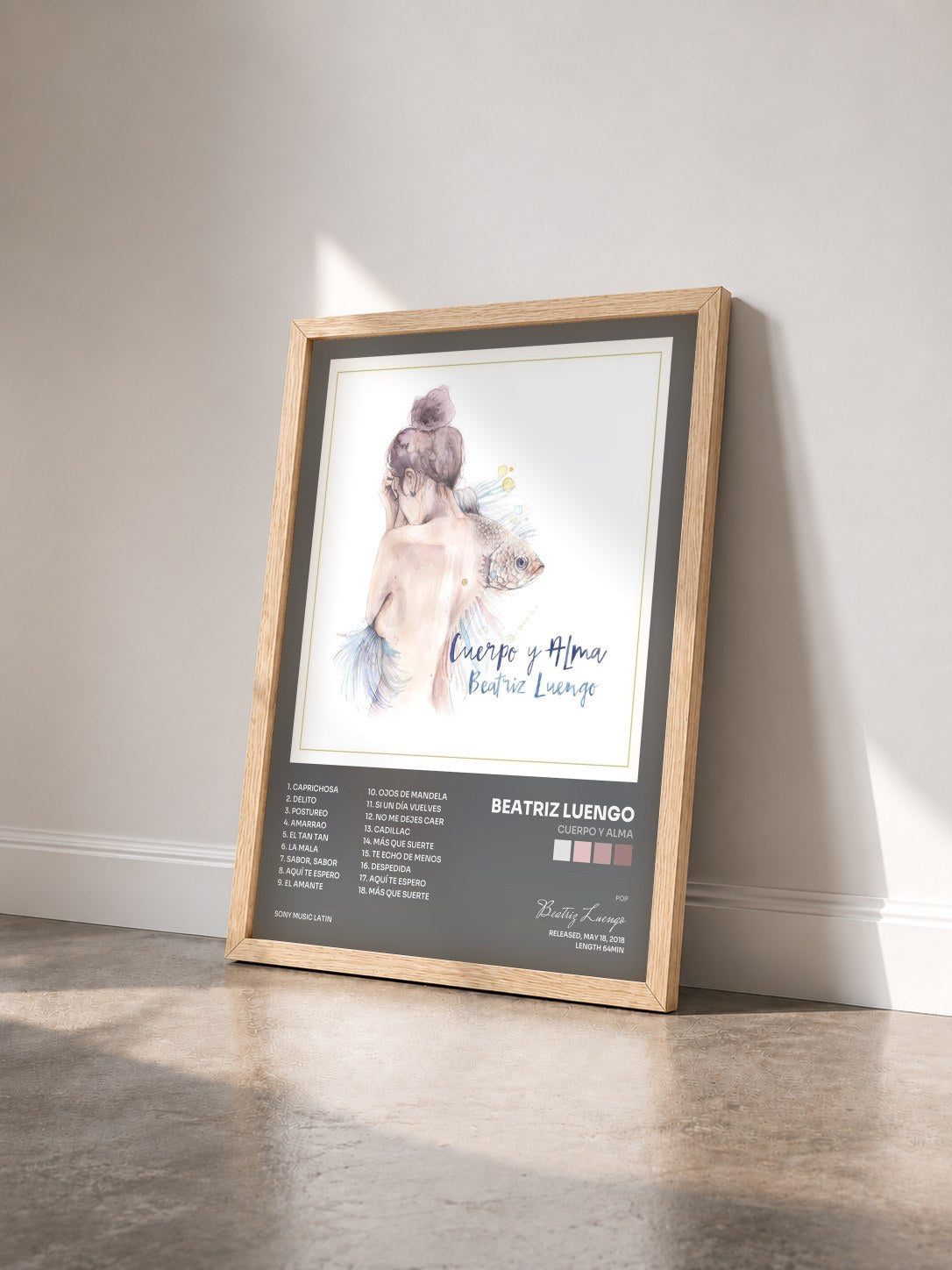 #bois Tableau de l'album Cuerpo y Alma de Beatriz Luengo vu de trois quarts, cadre en bois brut