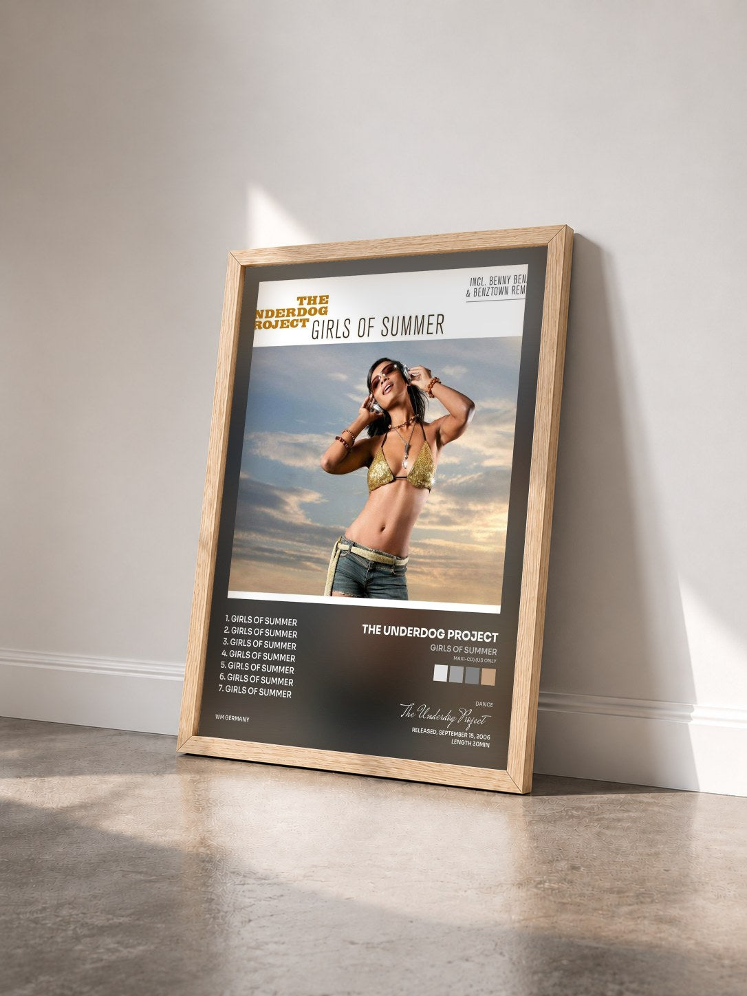 #bois Tableau de l'album Girls Of Summer (Maxi-CD) (US Only) de The Underdog Project vu de trois quarts, cadre en bois brut