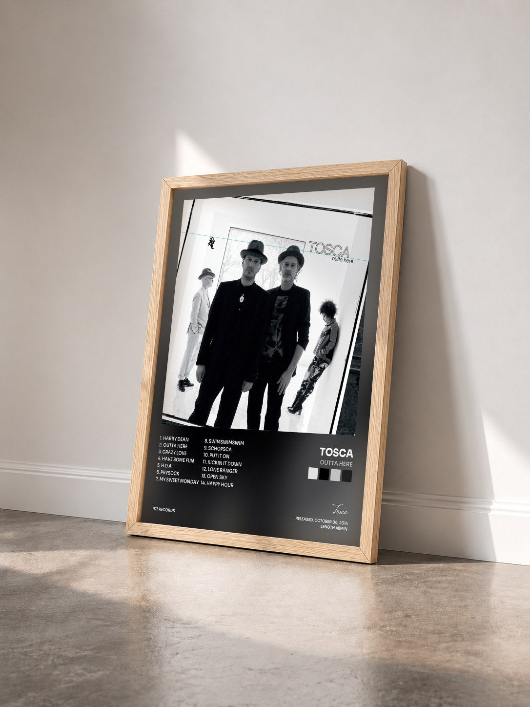 #bois Tableau de l'album Outta Here de Tosca vu de trois quarts, cadre en bois brut