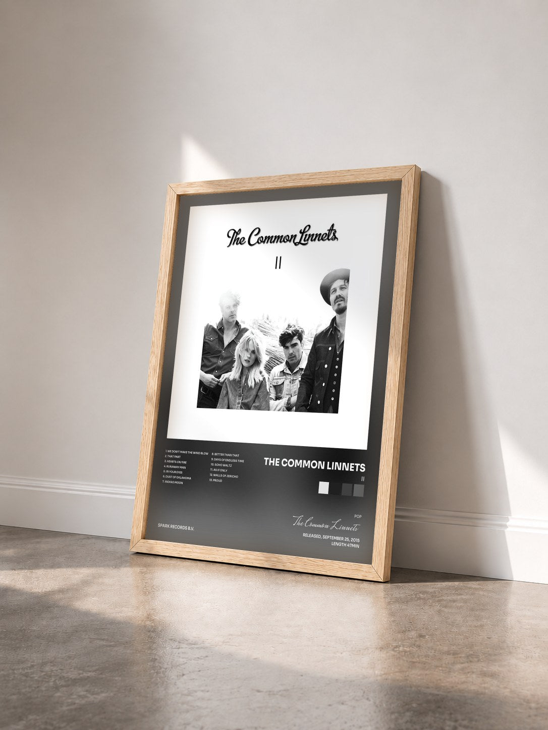 #bois Tableau de l'album II de The Common Linnets vu de trois quarts, cadre en bois brut