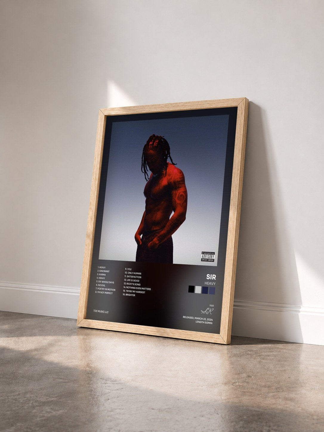 #bois Tableau de l'album HEAVY de SiR vu de trois quarts, cadre en bois brut