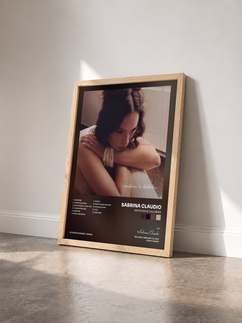 #bois Tableau de l'album Archives & Lullabies de Sabrina Claudio vu de trois quarts, cadre en bois brut