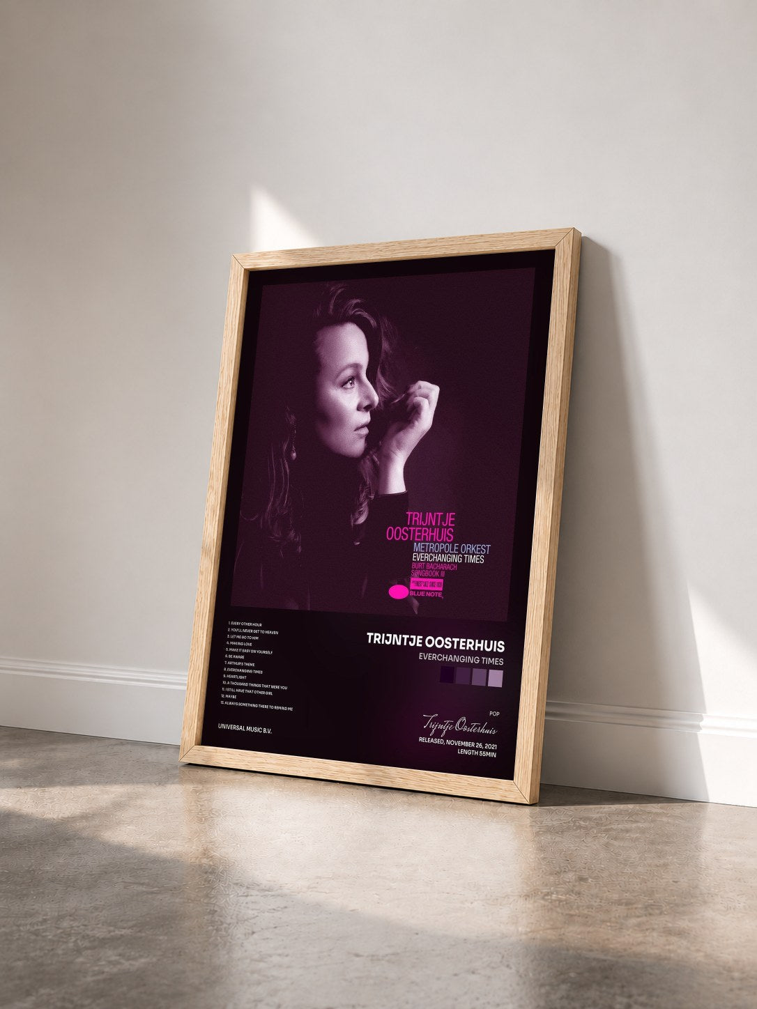 #bois Tableau de l'album Everchanging Times de Trijntje Oosterhuis vu de trois quarts, cadre en bois brut