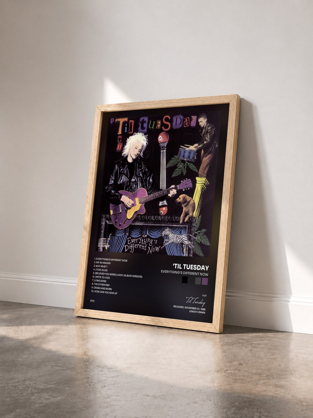 #bois Tableau de l'album Everything's Different Now de 'Til Tuesday vu de trois quarts, cadre en bois brut