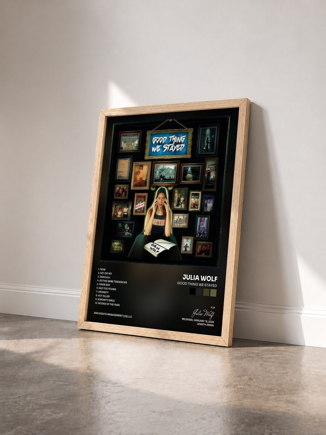 #bois Tableau de l'album Good Thing We Stayed de Julia Wolf vu de trois quarts, cadre en bois brut