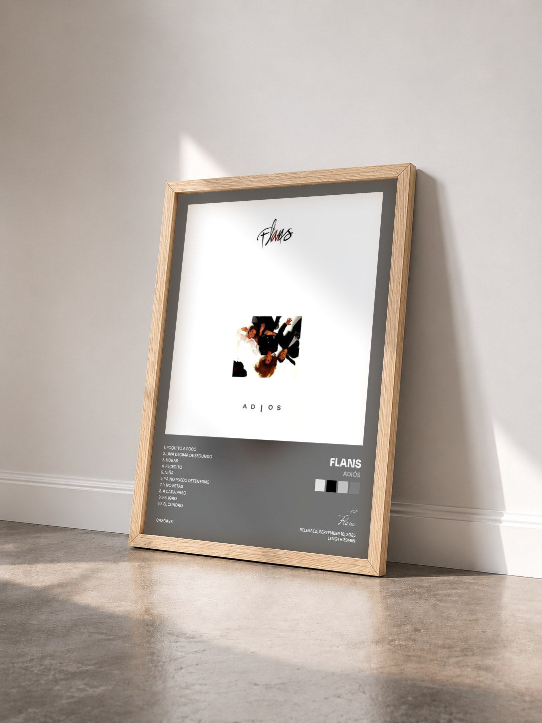 #bois Tableau de l'album Adiós de Flans vu de trois quarts, cadre en bois brut