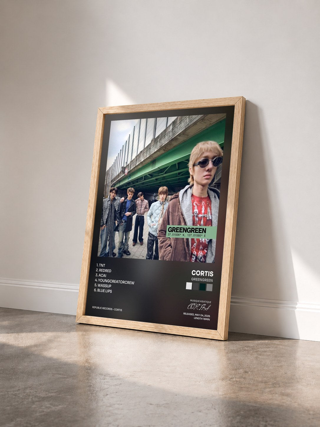 #bois Tableau de l'album GREENGREEN de CORTIS vu de trois quarts, cadre en bois brut
