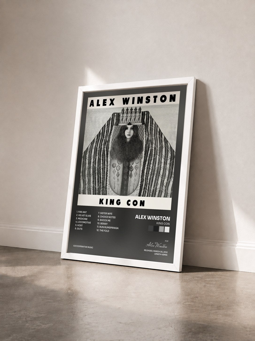 #blanc Tableau de l'album King Con de Alex Winston vu de trois quarts, cadre blanc