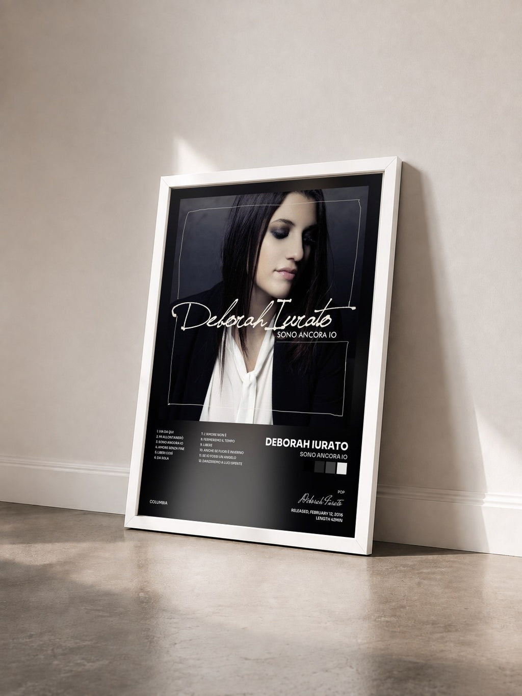 #blanc Tableau de l'album Sono ancora io de Deborah Iurato vu de trois quarts, cadre blanc