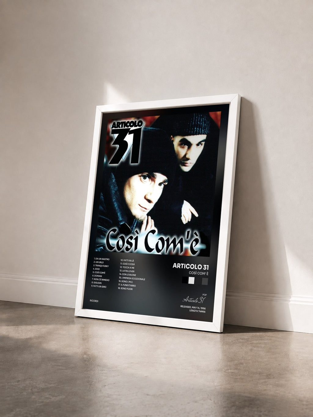 #blanc Tableau de l'album Così Com' è de Articolo 31 vu de trois quarts, cadre blanc