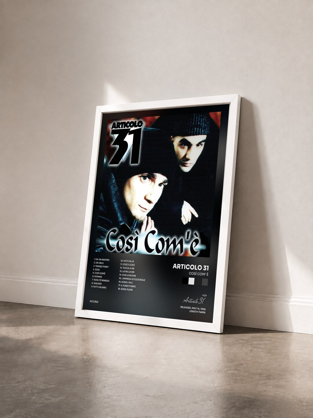 #blanc Tableau de l'album Così Com' è de Articolo 31 vu de trois quarts, cadre blanc