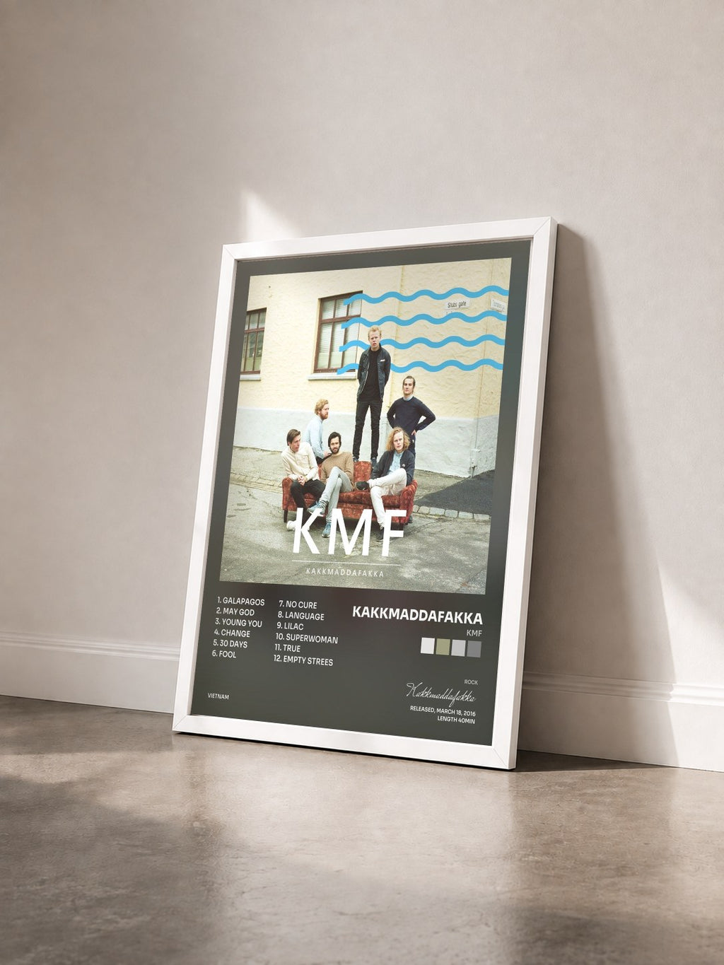#blanc Tableau de l'album KMF de Kakkmaddafakka vu de trois quarts, cadre blanc