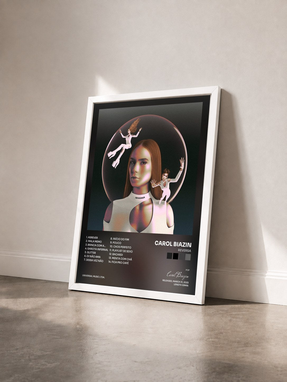 #blanc Tableau de l'album REVERSA de Carol Biazin vu de trois quarts, cadre blanc