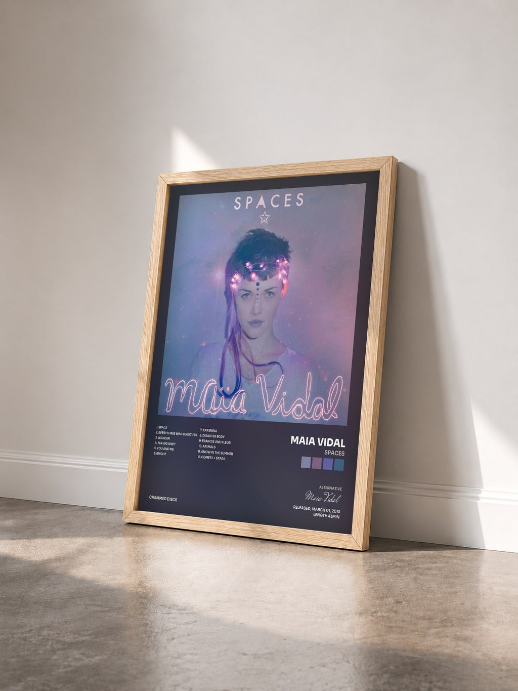 #bois Tableau de l'album Spaces de Maia Vidal vu de trois quarts, cadre en bois brut
