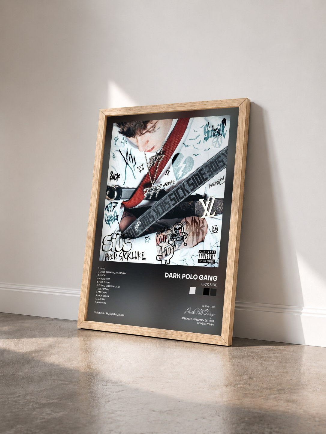 #bois Tableau de l'album Sick Side de Dark Polo Gang vu de trois quarts, cadre en bois brut