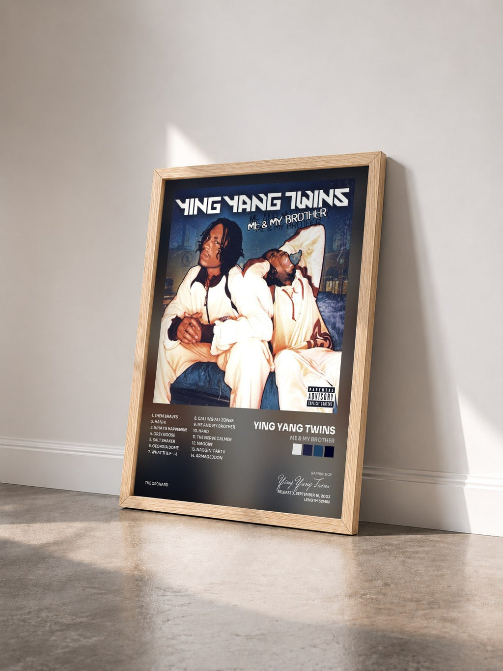 #bois Tableau de l'album Me & My Brother de Ying Yang Twins vu de trois quarts, cadre en bois brut