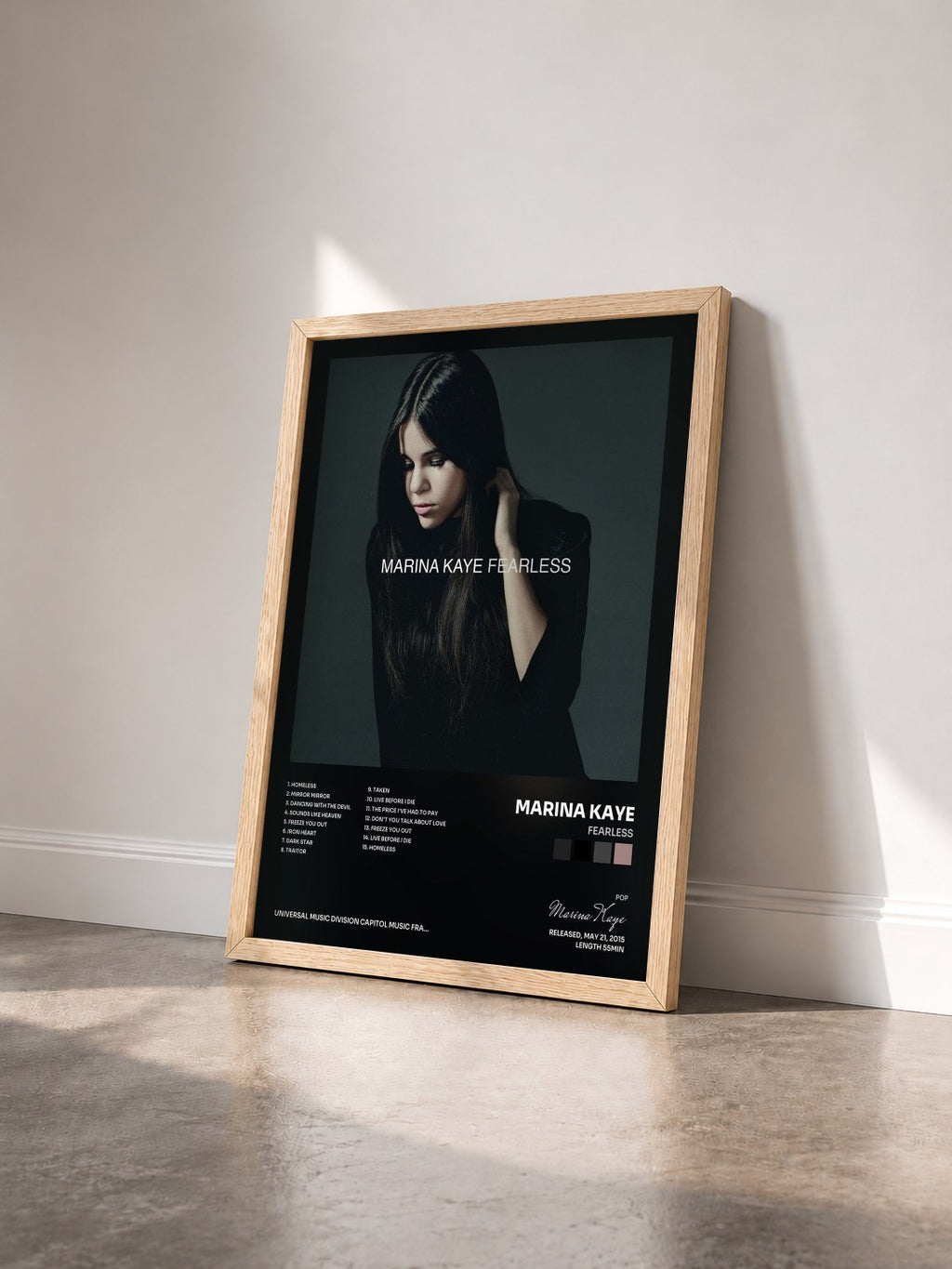 #bois Tableau de l'album Fearless de Marina Kaye vu de trois quarts, cadre en bois brut