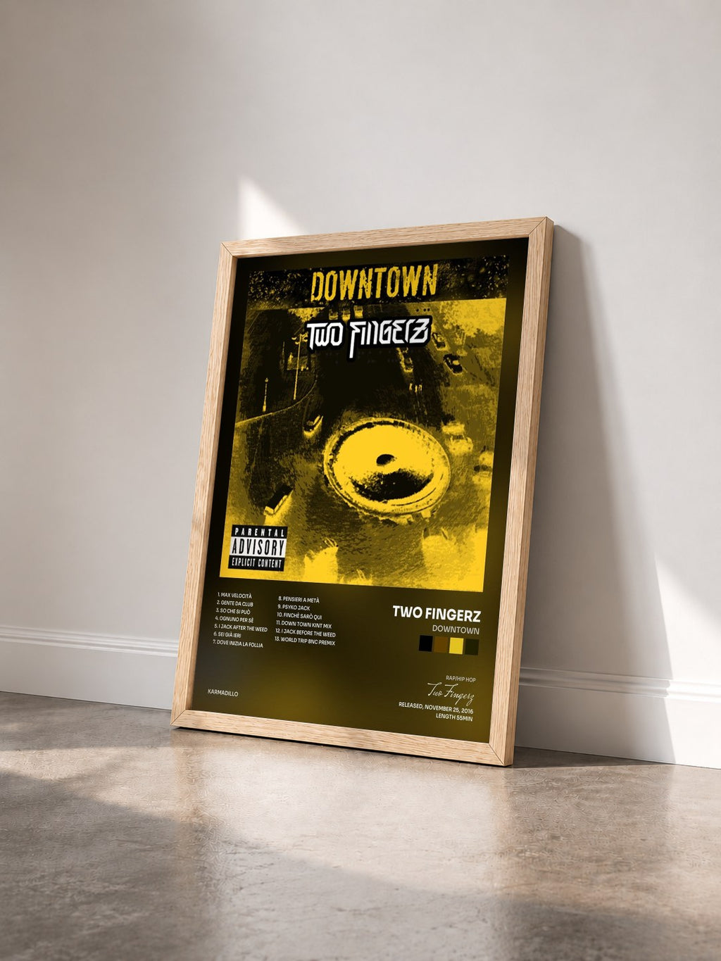 #bois Tableau de l'album Downtown de Two Fingerz vu de trois quarts, cadre en bois brut