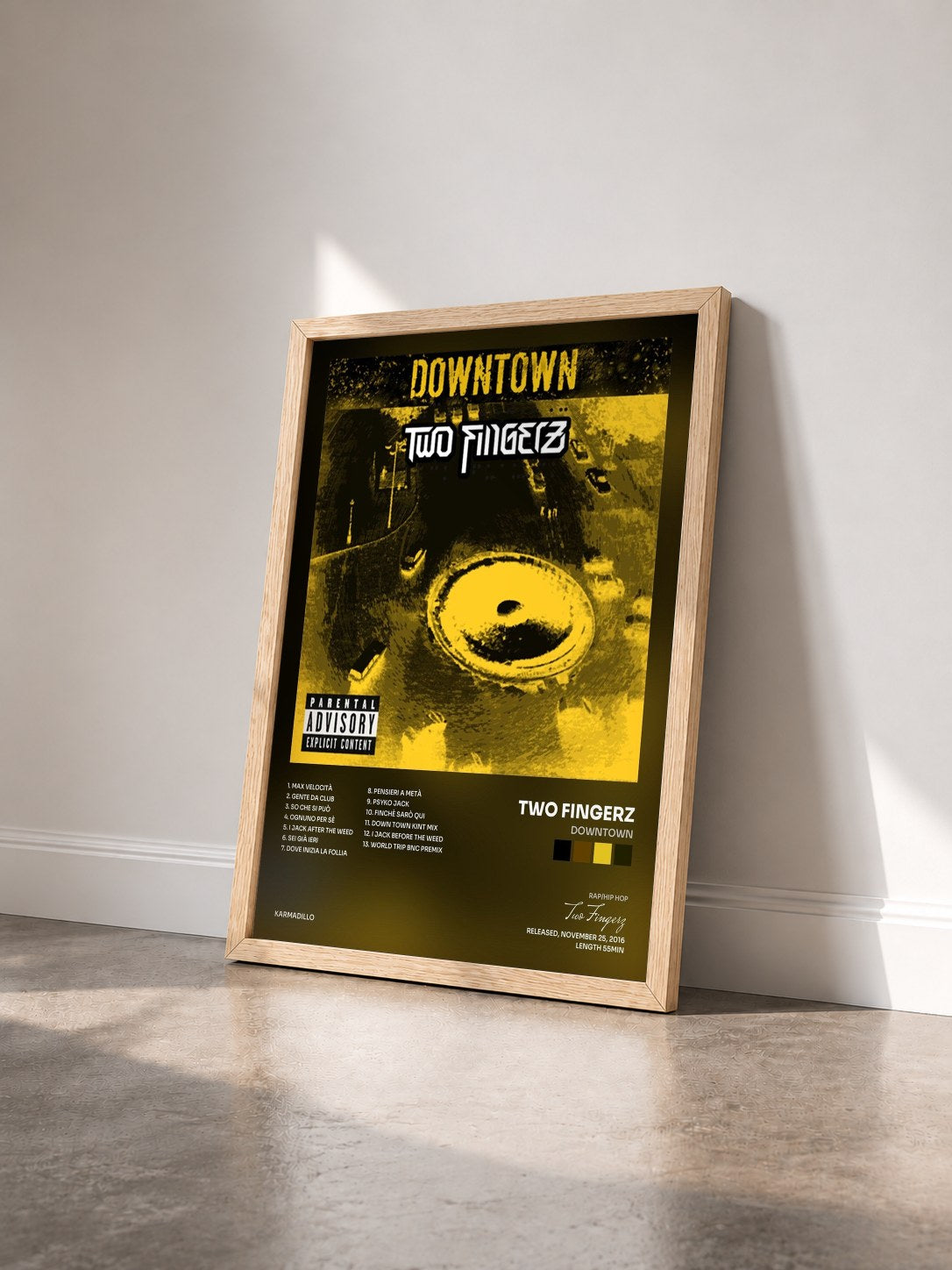 #bois Tableau de l'album Downtown de Two Fingerz vu de trois quarts, cadre en bois brut