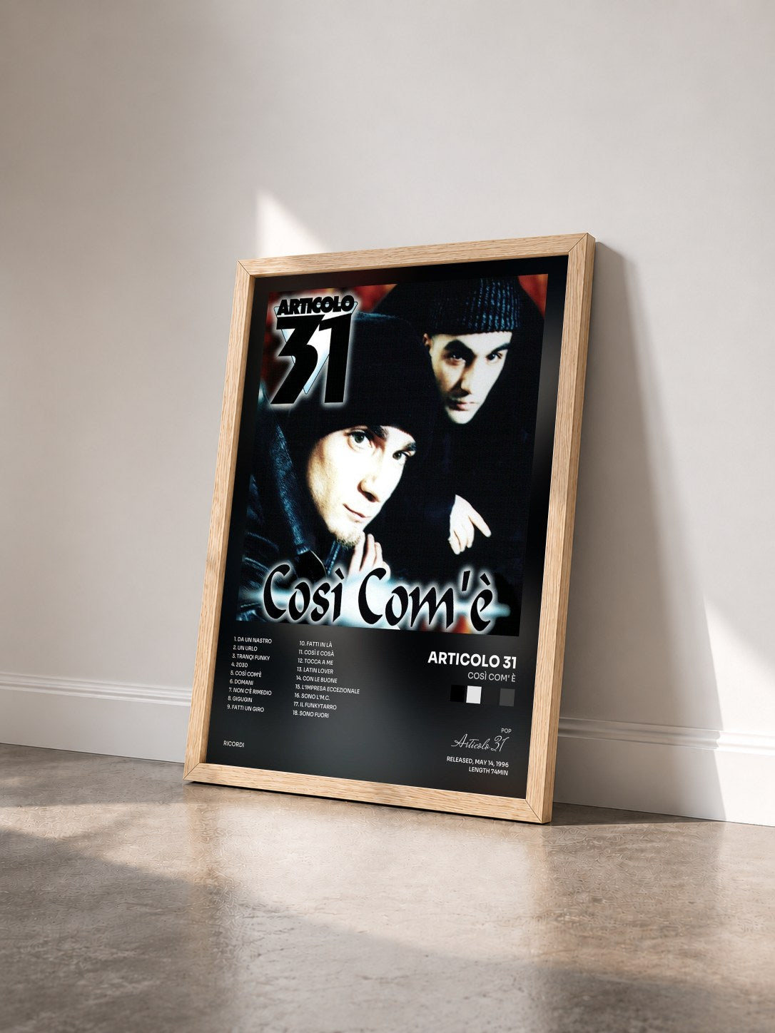 #bois Tableau de l'album Così Com' è de Articolo 31 vu de trois quarts, cadre en bois brut