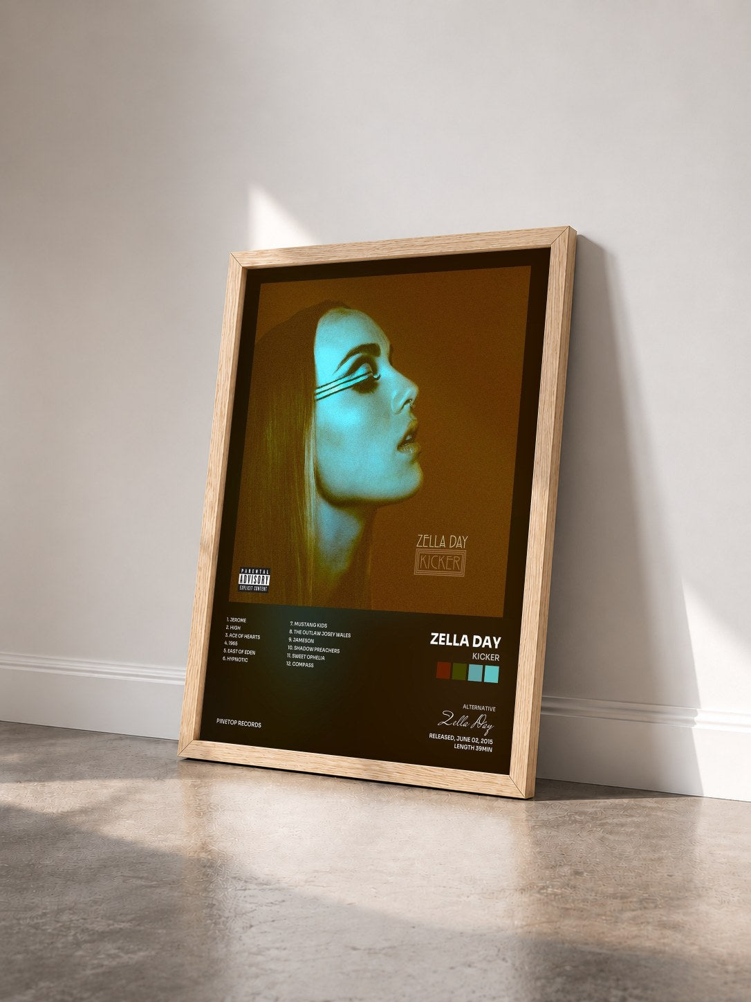 #bois Tableau de l'album Kicker de Zella Day vu de trois quarts, cadre en bois brut