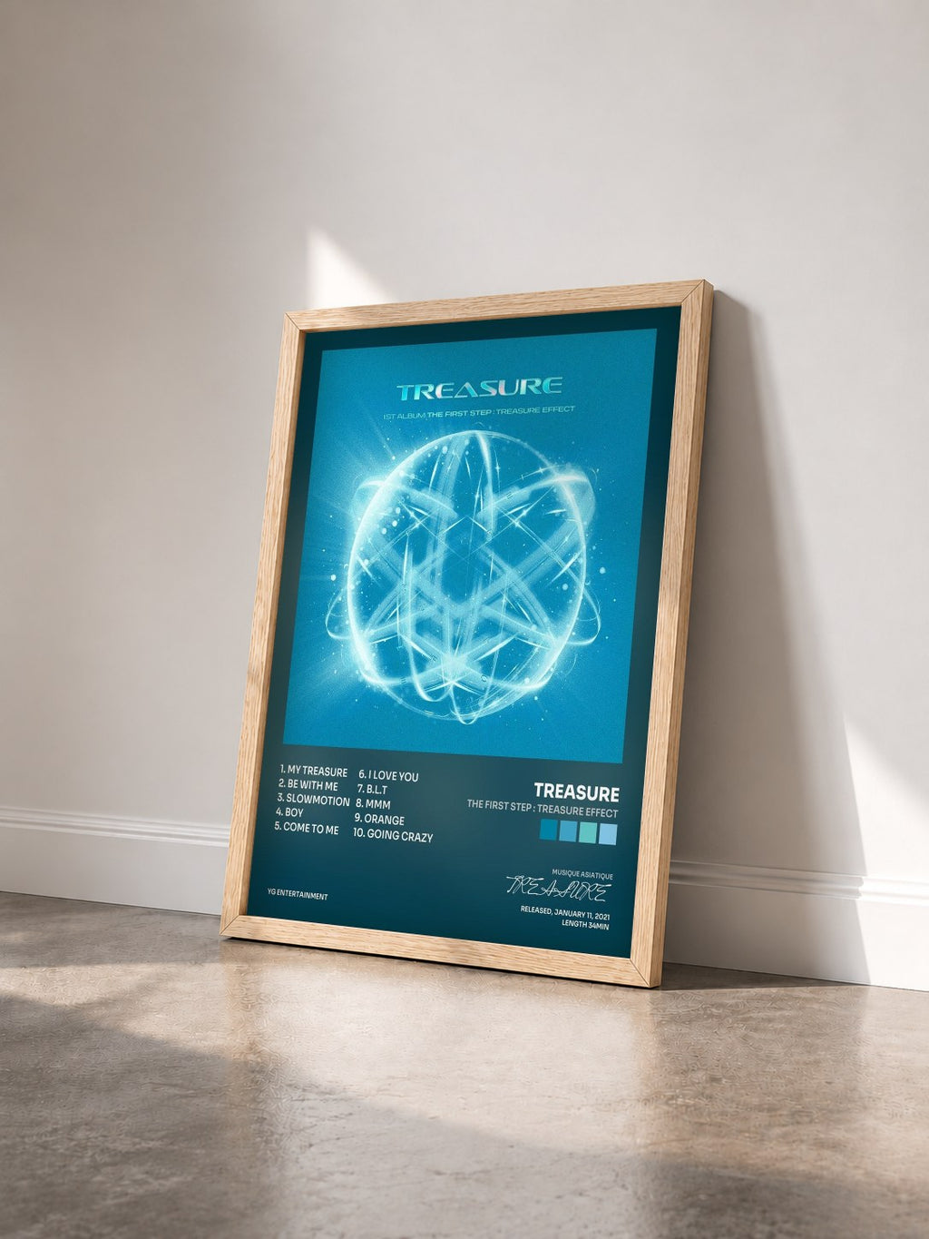 #bois Tableau de l'album THE FIRST STEP : TREASURE EFFECT de TREASURE vu de trois quarts, cadre en bois brut