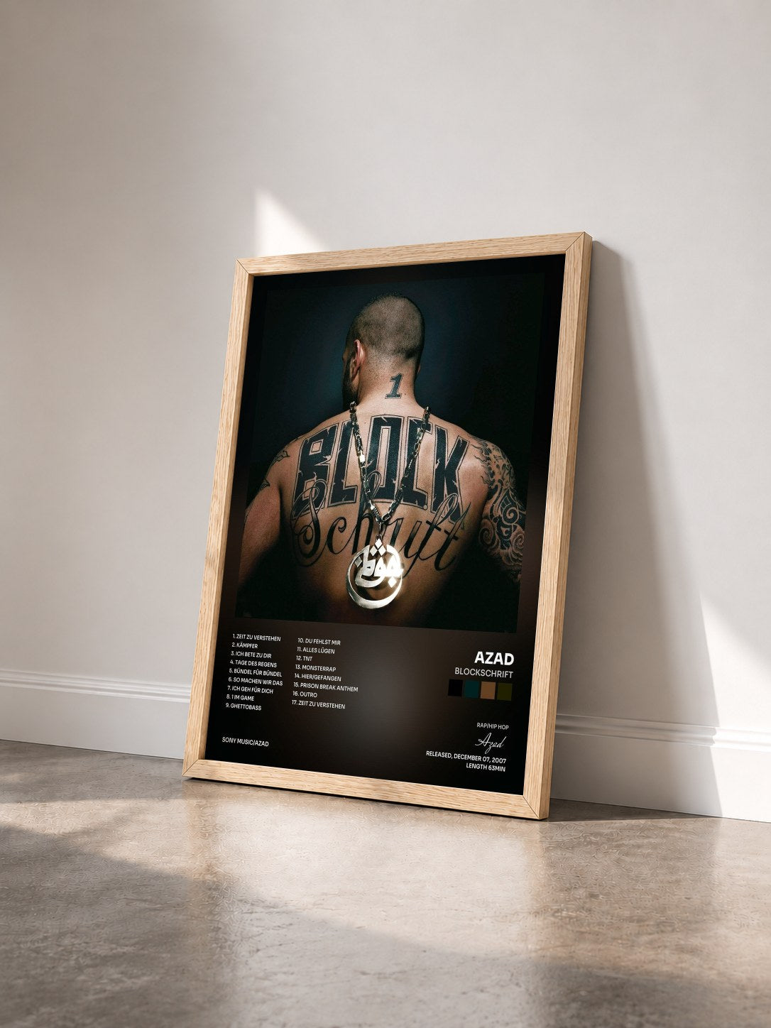 #bois Tableau de l'album Blockschrift de Azad vu de trois quarts, cadre en bois brut