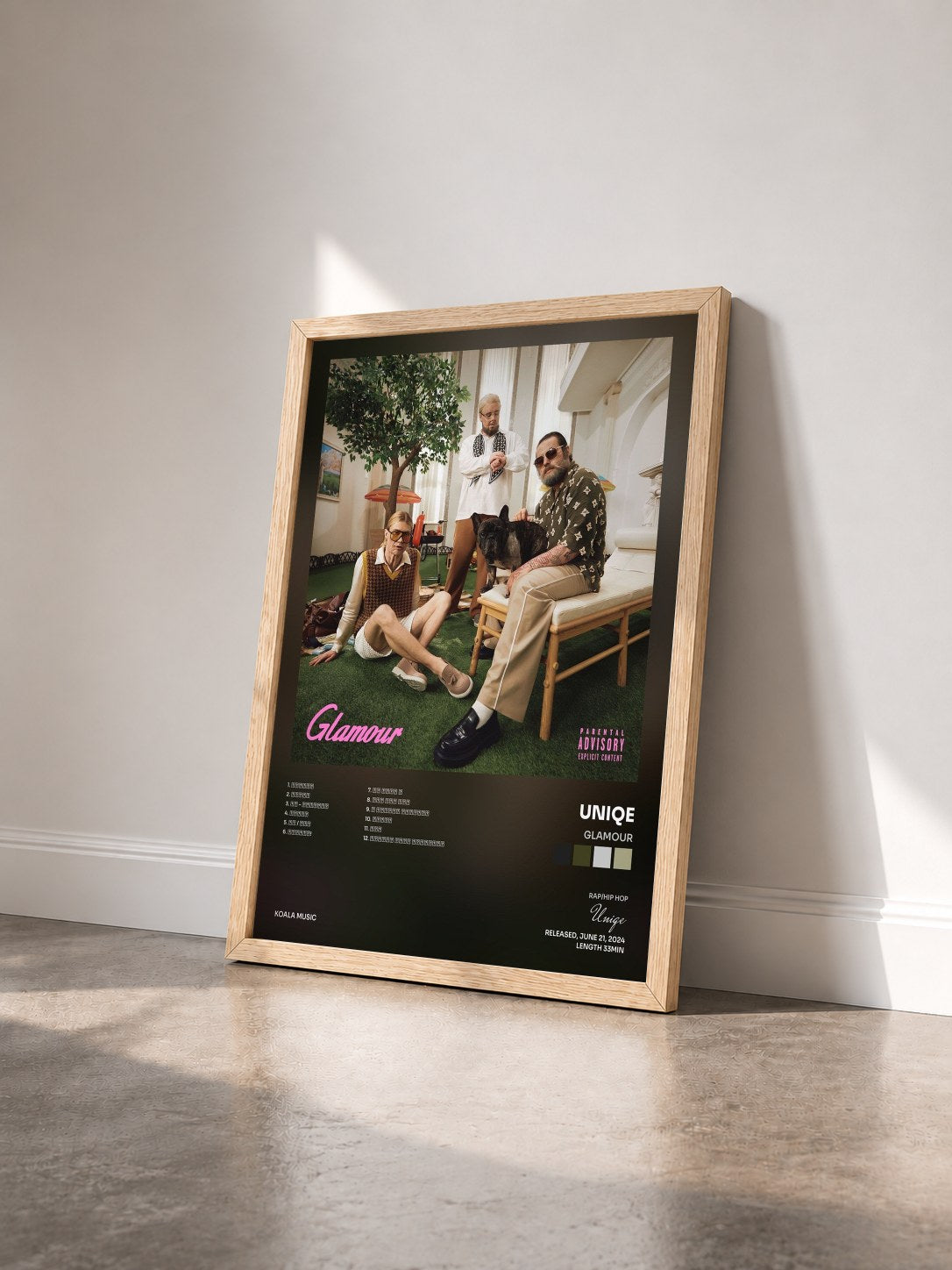 #bois Tableau de l'album GLAMOUR de Uniqe vu de trois quarts, cadre en bois brut