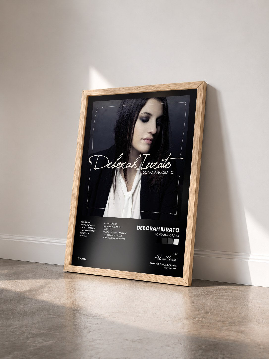 #bois Tableau de l'album Sono ancora io de Deborah Iurato vu de trois quarts, cadre en bois brut