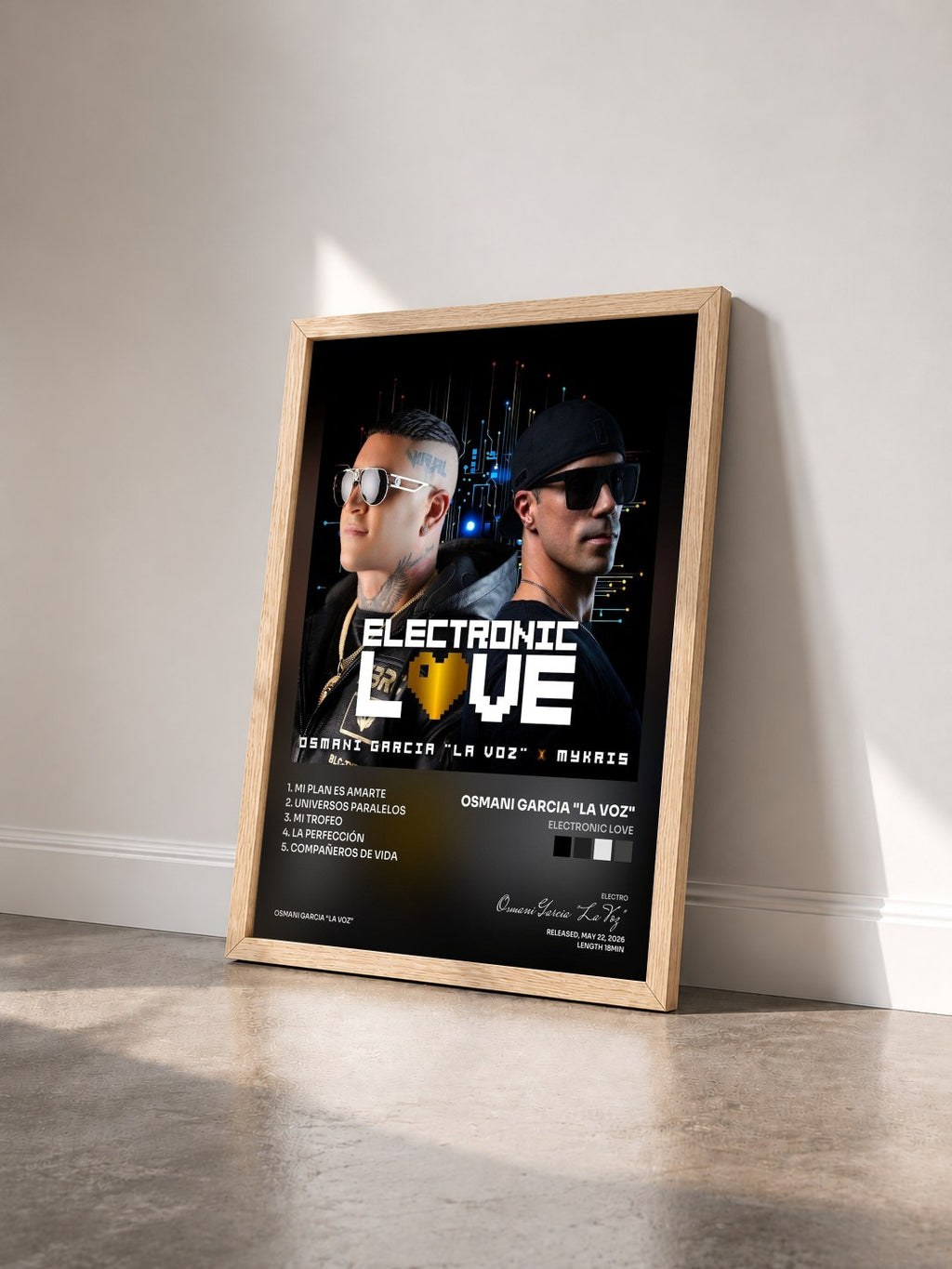 #bois Tableau de l'album Electronic Love de Osmani Garcia "La Voz" vu de trois quarts, cadre en bois brut