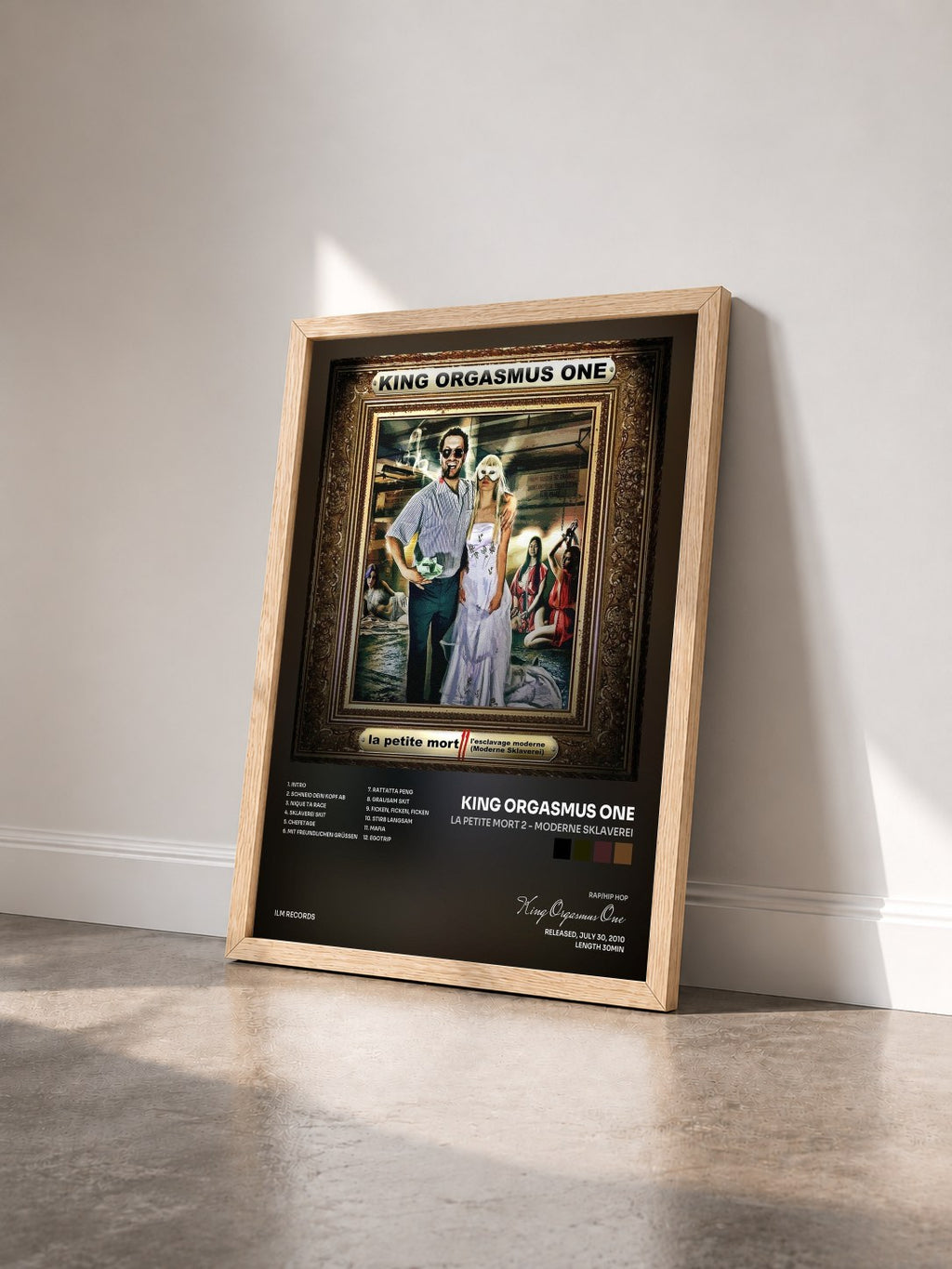 #bois Tableau de l'album La Petite Mort 2 - Moderne Sklaverei de King Orgasmus One vu de trois quarts, cadre en bois brut