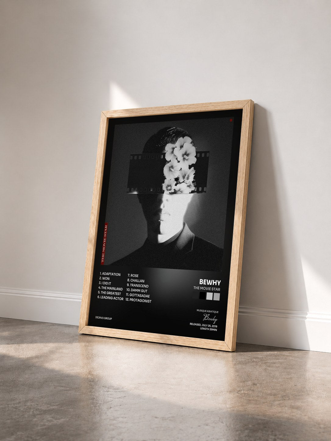 #bois Tableau de l'album The Movie Star de Bewhy vu de trois quarts, cadre en bois brut