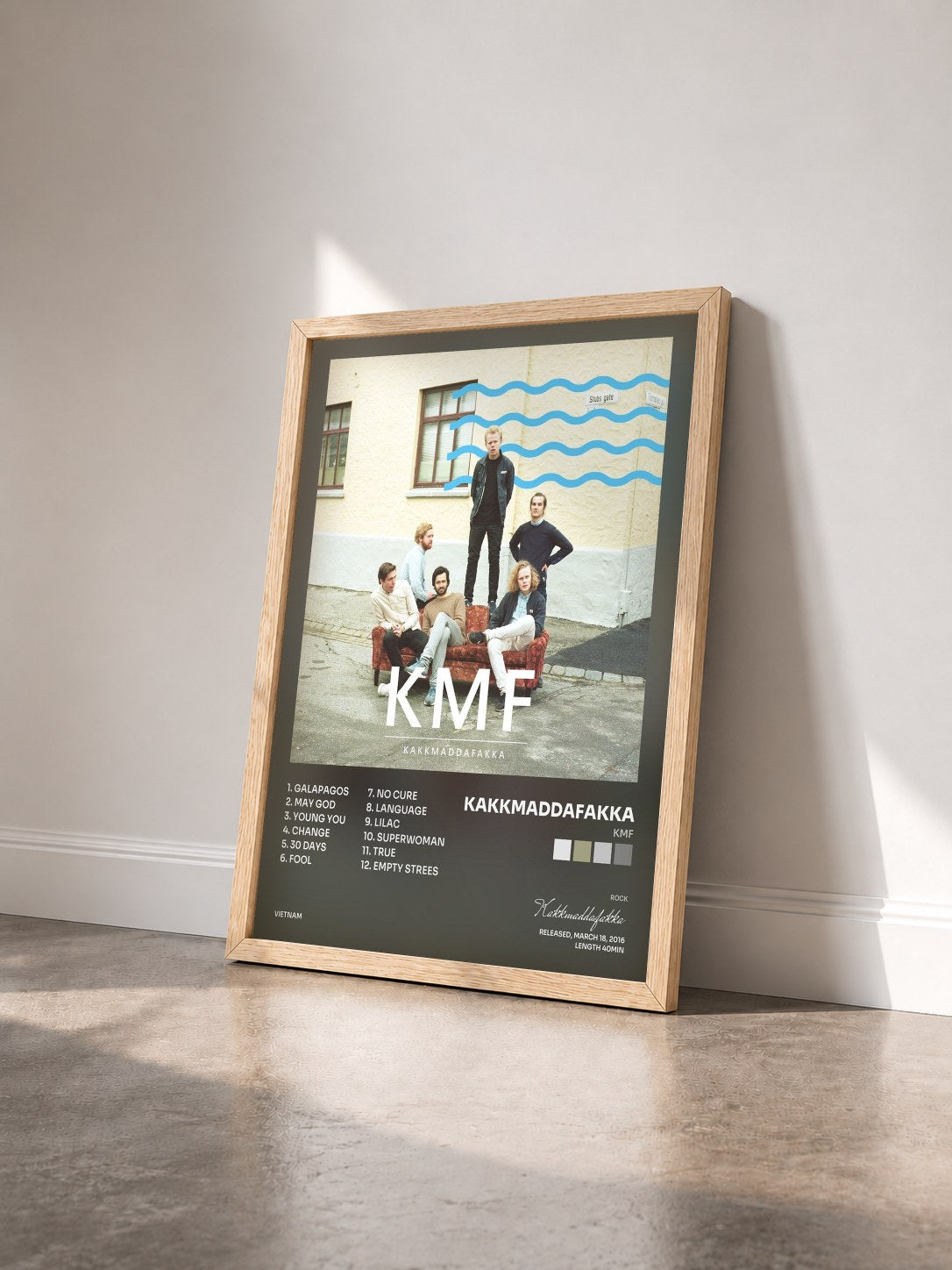 #bois Tableau de l'album KMF de Kakkmaddafakka vu de trois quarts, cadre en bois brut