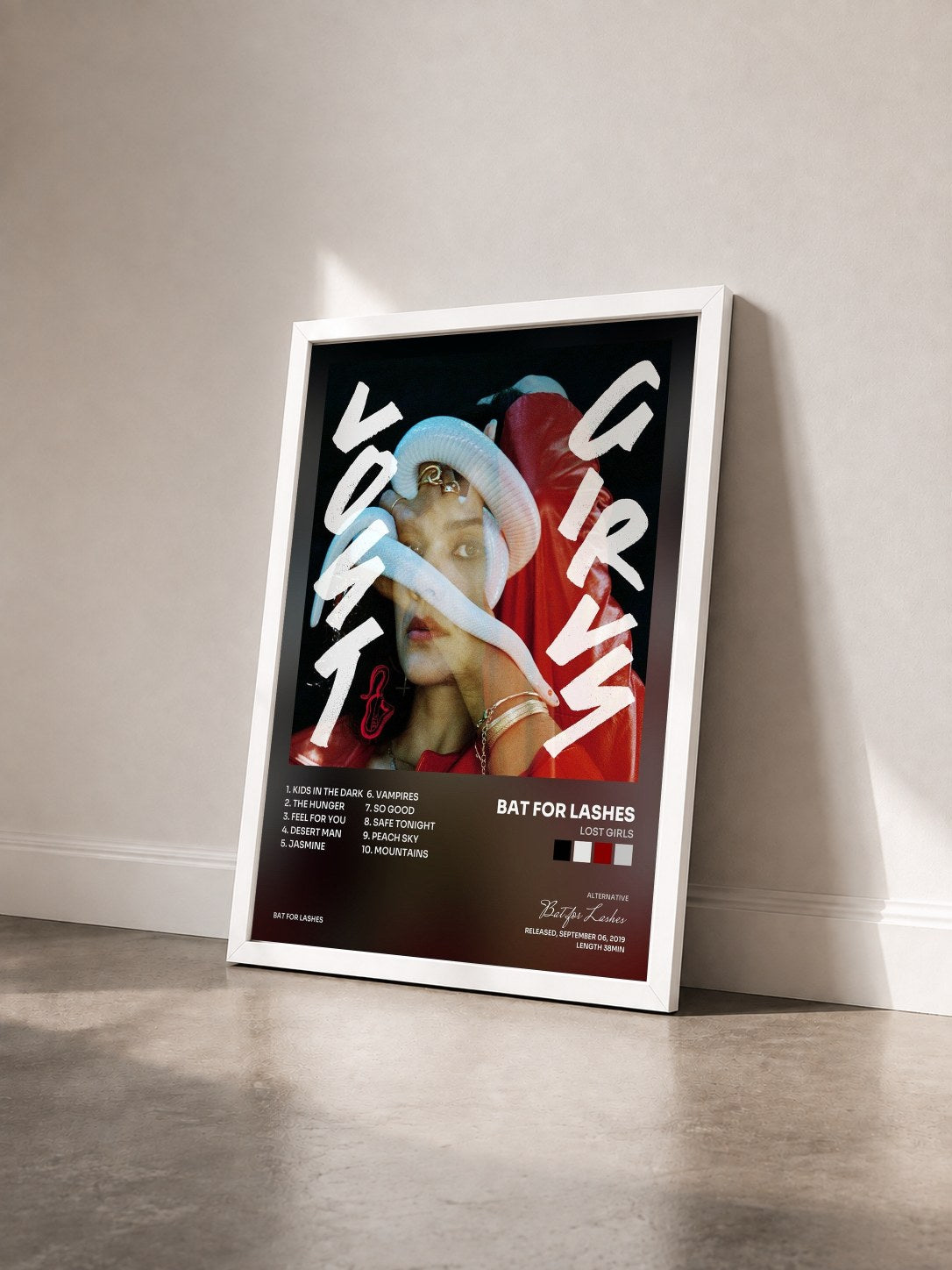 #blanc Tableau de l'album Lost Girls de Bat for Lashes vu de trois quarts, cadre blanc