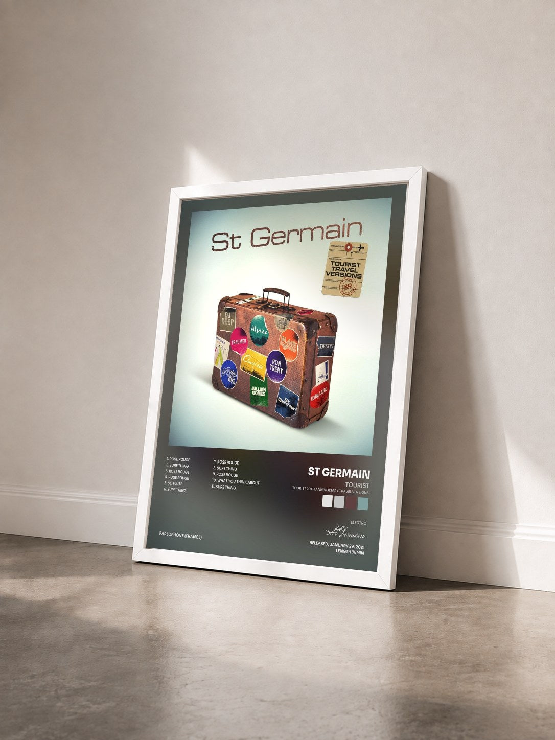 #blanc Tableau de l'album Tourist (Tourist 20th Anniversary Travel Versions) de St Germain vu de trois quarts, cadre blanc