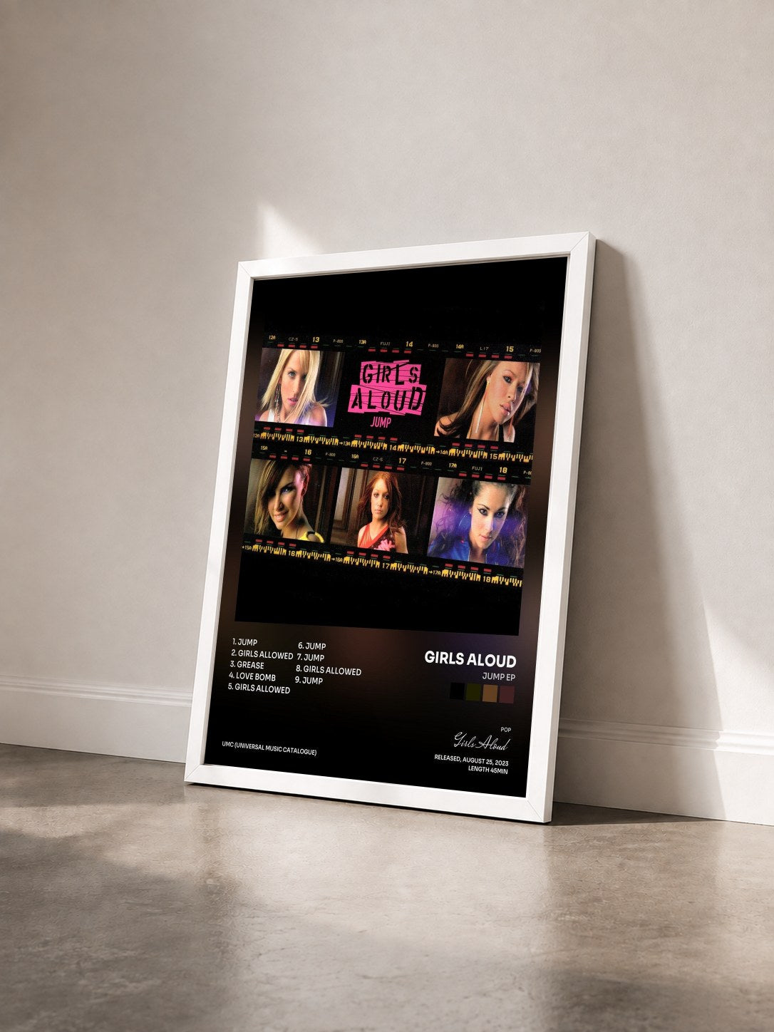 #blanc Tableau de l'album Jump EP de Girls Aloud vu de trois quarts, cadre blanc